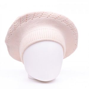 Bereta alba cu model tricotaj cu bradutii, din lana