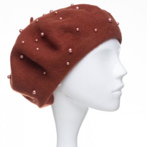 Bereta caramizie, cu perle fine aplicate pe toata suprafata, din lana