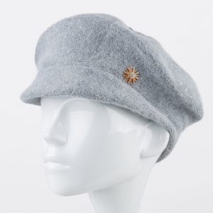 Bereta gri cu cozoroc mic si paiete foarte fine pe toata suprafata, captusita