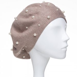Bereta bej inchis clasica, cu perle fine aplicate pe toata suprafata, din bumbac si lana
