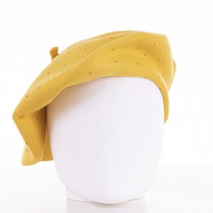 Bereta galbena clasica, cu strasuri foarte fine aplicate pe toata suprafata, din bumbac si lana