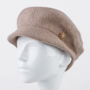 Bereta bej inchis cu cozoroc mic si paiete foarte fine pe toata suprafata, captusita