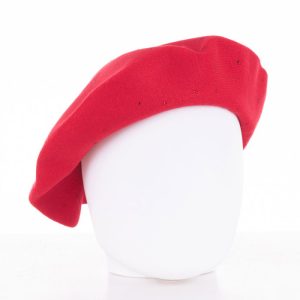 Bereta rosie chic, cu strasuri foarte fine aplicate pe toata suprafata, din bumbac si lana