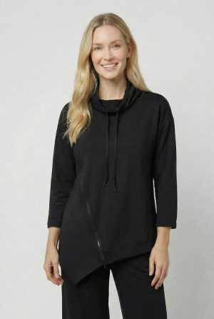 Bluza tunica cu colt, din vascoza, cu guler inalt, fermoar oblic si croi asimetric, neagra