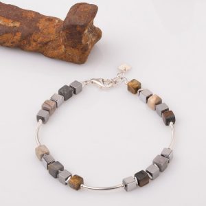 Bratara argint cu tuburi si serii de 5 cubulete jaspuri si hematit