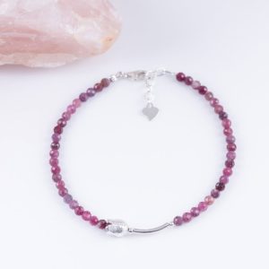 Bratara din turmalina rosie de 3 mm cu lalea miniaturala din argint 925.