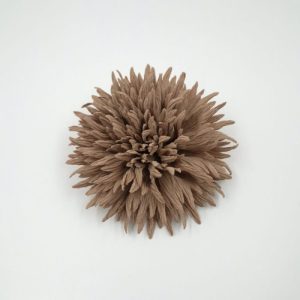 Brosa dama floare textila decorativa, bej inchis