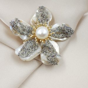 Brosa floare cu petale din scoica naturala cu filigran si perla, executata manual
