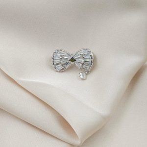 Brosa fundita miniaturala din argint 925 cu pietre foarte fine de cubic zirconia