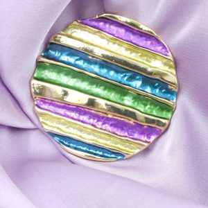 Brosa magnetica aurie, model geometric rotund cu mov, albastru si verde