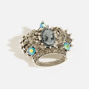 Brosa metalica argintie - coroana regala cu camee, perle fine si pietricele argintii