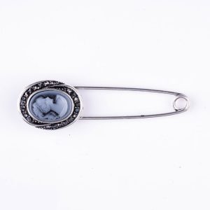 Brosa metalica argintie cu camee si pietricele alb-argintii, tip ac, cu aspect retro