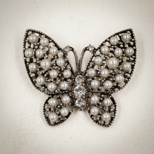 Brosa eleganta fluture din metal cu perlute artificiale si strasuri
