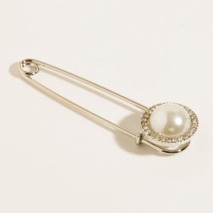 Brosa metalica argintie cu perla sintetica si pietricele fine albe, tip ac