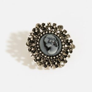 Brosa metalica argintiu antichizat - camee miniaturala cu pietricele mici argintii