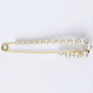 Brosa metalica aurie tip ac cu perle sintetice albe