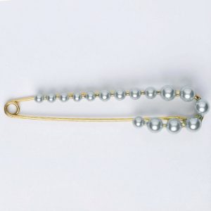 Brosa metalica aurie tip ac cu perle sintetice bleu