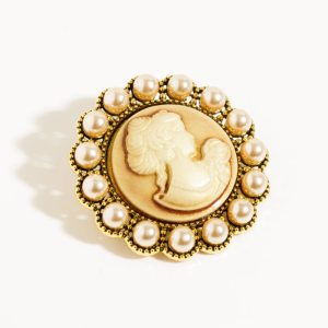 Brosa metalica auriu antichizat, rotunda - camee cu perle asortate