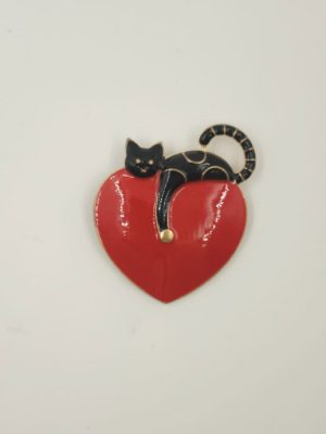 Brosa metalica aurie pisicuta neagra pe inima rosie