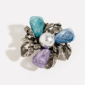 Brosa pandant metalica argintie, floare cu petale fatetate si perla