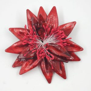 Brosa statement florala din rasina rosie si stamine rosii