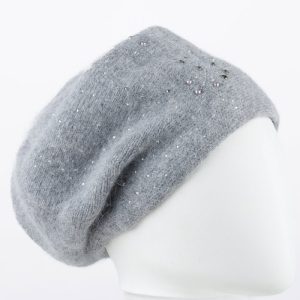 Caciula gri model tricotat cu perle si strasuri fine aplicate, dublata in interior