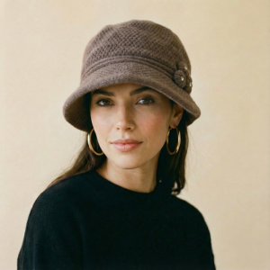 Caciula stil palarie bej inchis cu bor si decoratiune laterala argintie, captusita in interior