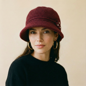 Caciula stil palarie bordo cu bor si decoratiune laterala argintie, captusita in interior