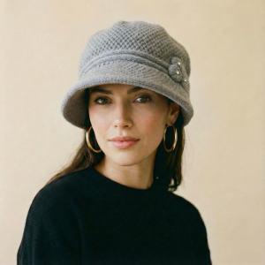 Caciula stil palarie gri deschis cu bor si decoratiune laterala argintie, captusita in interior