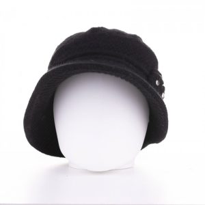 Caciula stil palarie neagra cu bor si decoratiune laterala argintie, captusita in interior