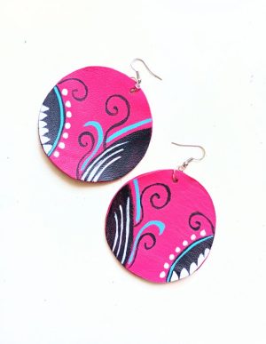 Cercei handmade unicat din piele naturala fuchsia,pictati manual