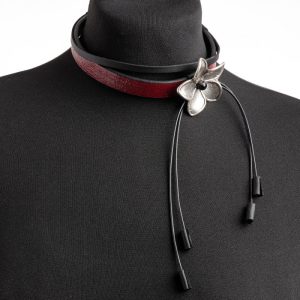 Colier choker cu o floare argintata din zamac pe piele ecologica bordo