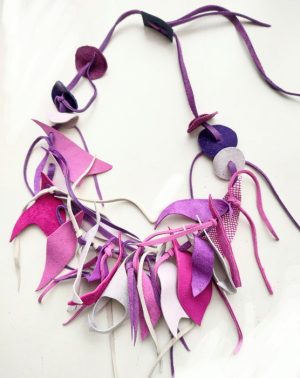Colier din piele naturala,asimetric ,nuante mov cyclame