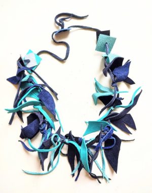 Colier handmade  din piele naturala, asimetric, nuante bleumarin turcoaz ,unicat