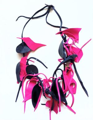 Colier handmade  din piele naturala, asimetric, nuante negru cyclame