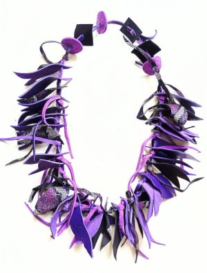 Colier mov handmade din piele naturala, asimetric ,unicat