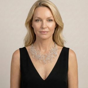 Colier scurt statement din multe siruri, cu bucle in cascada, argintiu