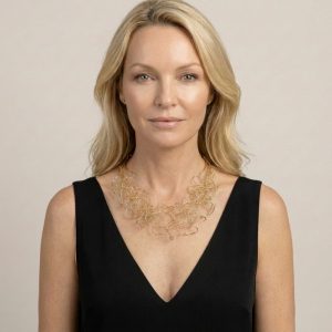 Colier scurt statement din multe siruri, cu bucle in cascada, auriu