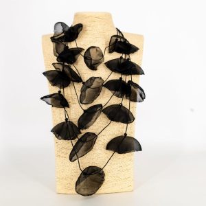 Colier statement negru cu petale textile de mac 3D din organza - design artistic italian