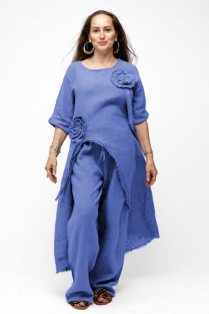 Compleu cu flori aplicate din in, cu bluza tunica mai lunga in spate si pantaloni, albastru lavanda