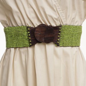 Curea elastica cu margelute din sticla verde oliv, catarama din lemn natural