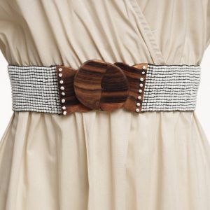 Curea elastica cu margelute din sticla alba si catarama din lemn natural