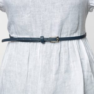 Curea subtire bleumarin de 0.9 cm, din piele ecologica cu catarama metalica argintie dreptunghiulara