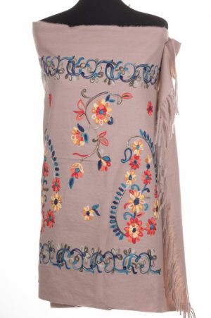 Esarfa cashmere cu model floral brodat pe fond roz prafuit