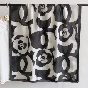 Esarfa dreptunghiulara tip pareo, cu flori stilizate alb negru