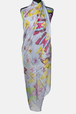Esarfa dreptunghiulara tip pareo, cu fluturi pe fond gri deschis, din matase si vascoza