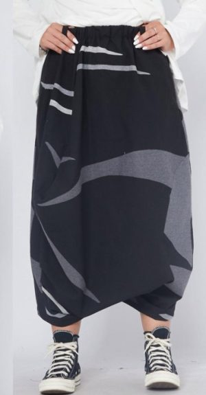 Fusta pantalon statement cu volum arhitectural si imprimeu geometric ,  stil urban