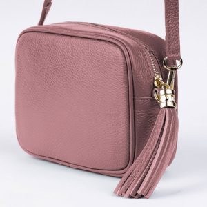 Geanta crossbody roz inchis din piele naturala, cu ciucure din piele