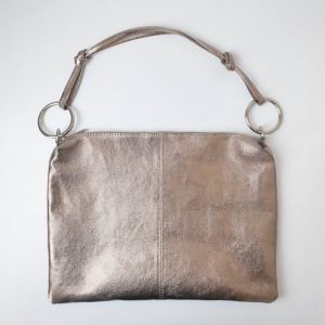 Geanta plic mare cu inele mari aurii si doua barete, din piele naturala auriu inchis