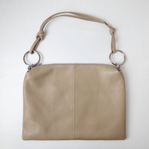 Geanta plic mare cu inele mari argintii si doua barete, din piele naturala bej